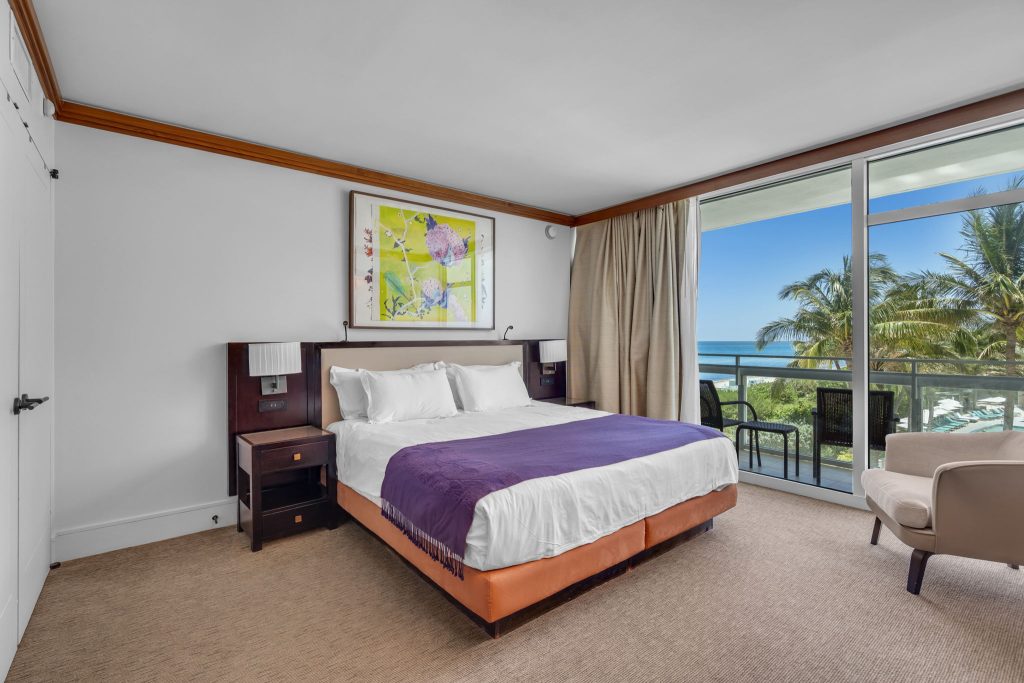 1 Bedroom King Bed / Ocean View / Balcony Unit