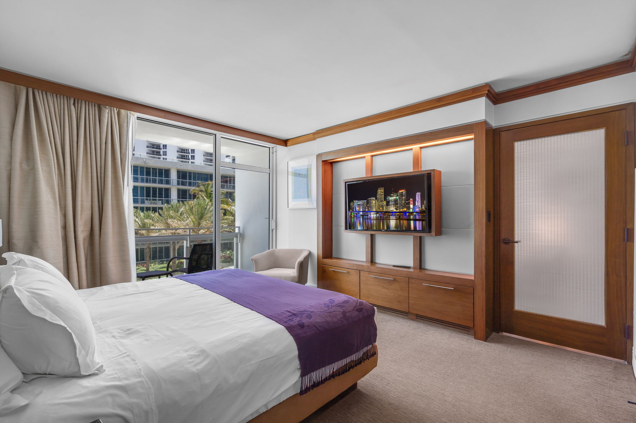 1 Bedroom King Bed / Ocean View / Balcony Unit
