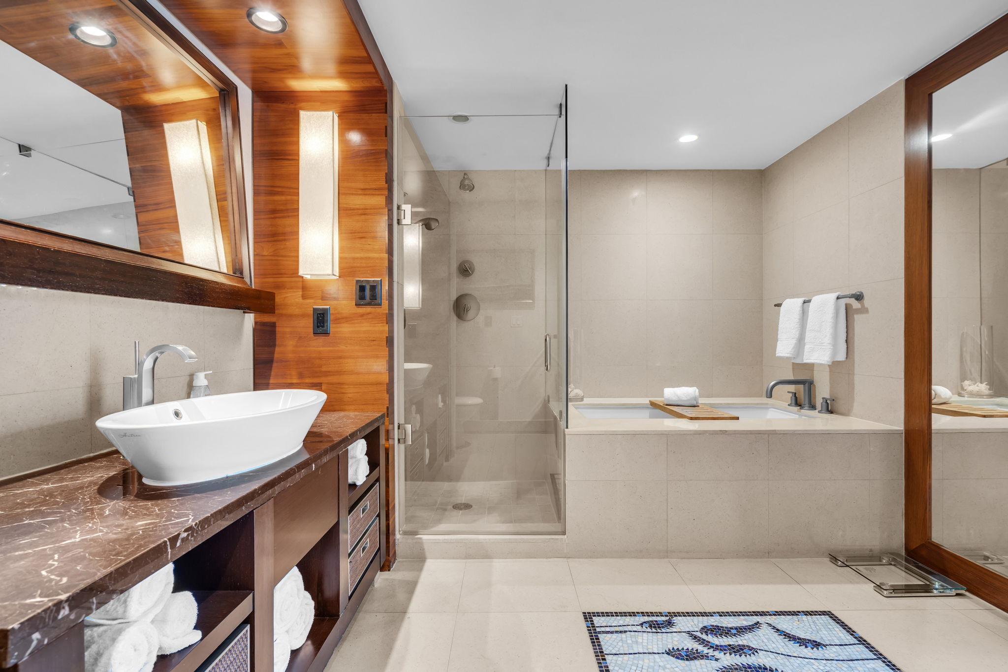 1 Bedroom King Bed / Ocean View / Balcony Unit