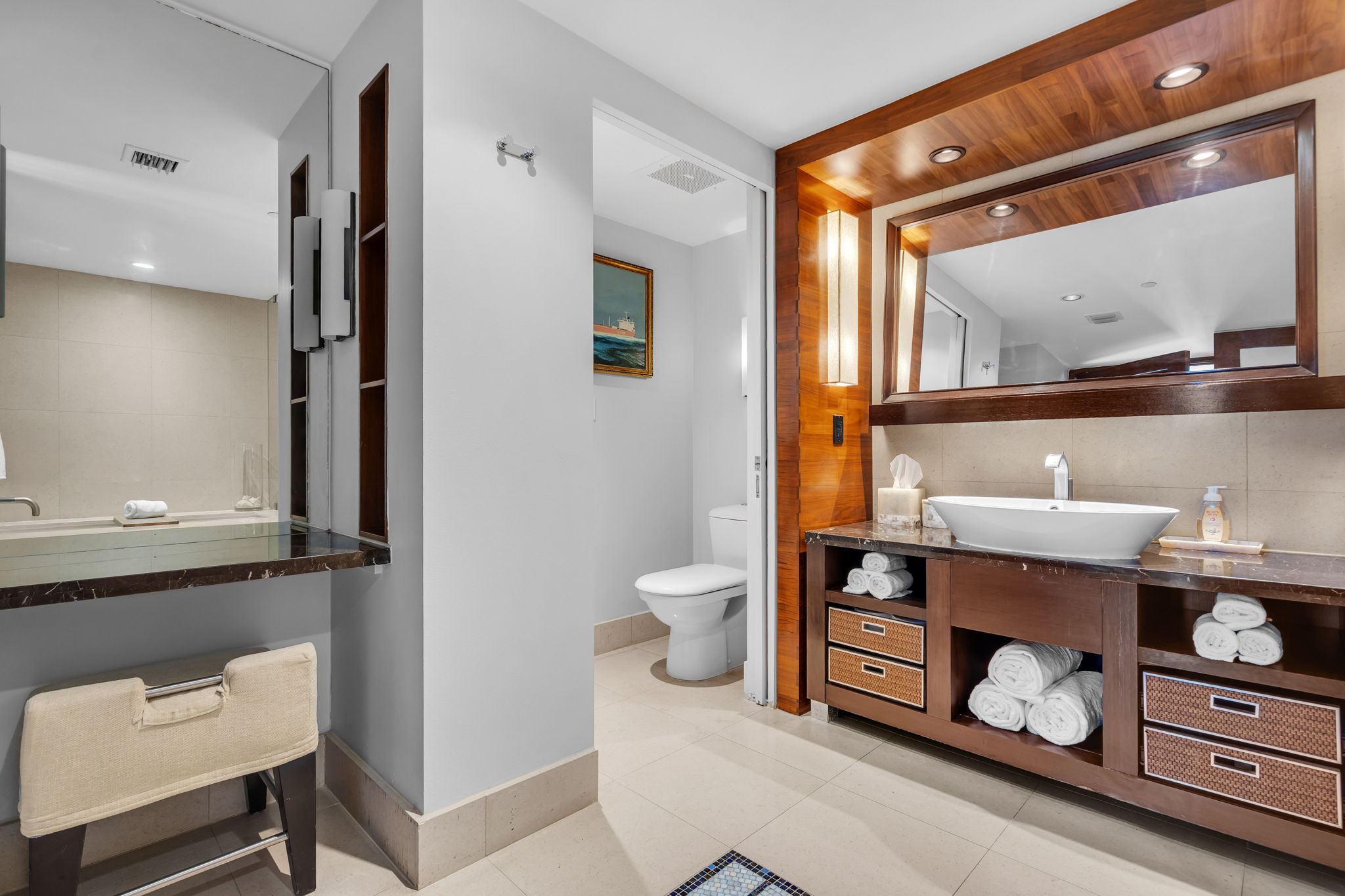 1 Bedroom King Bed / Ocean View / Balcony Unit
