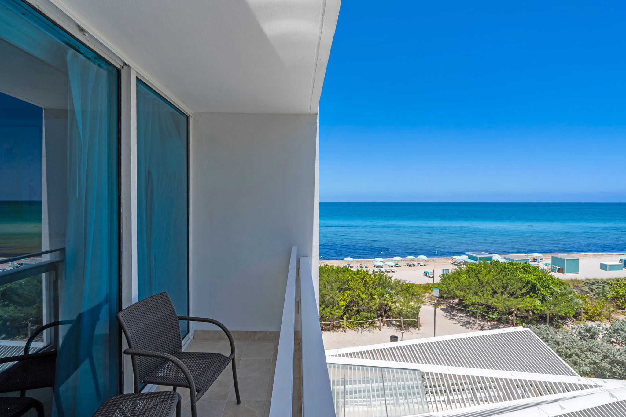 1 Bedroom King Bed / Ocean View / Balcony Unit