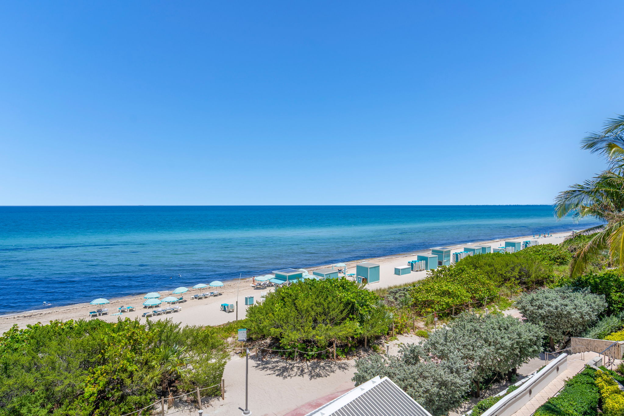 1 Bedroom King Bed / Ocean View / Balcony Unit
