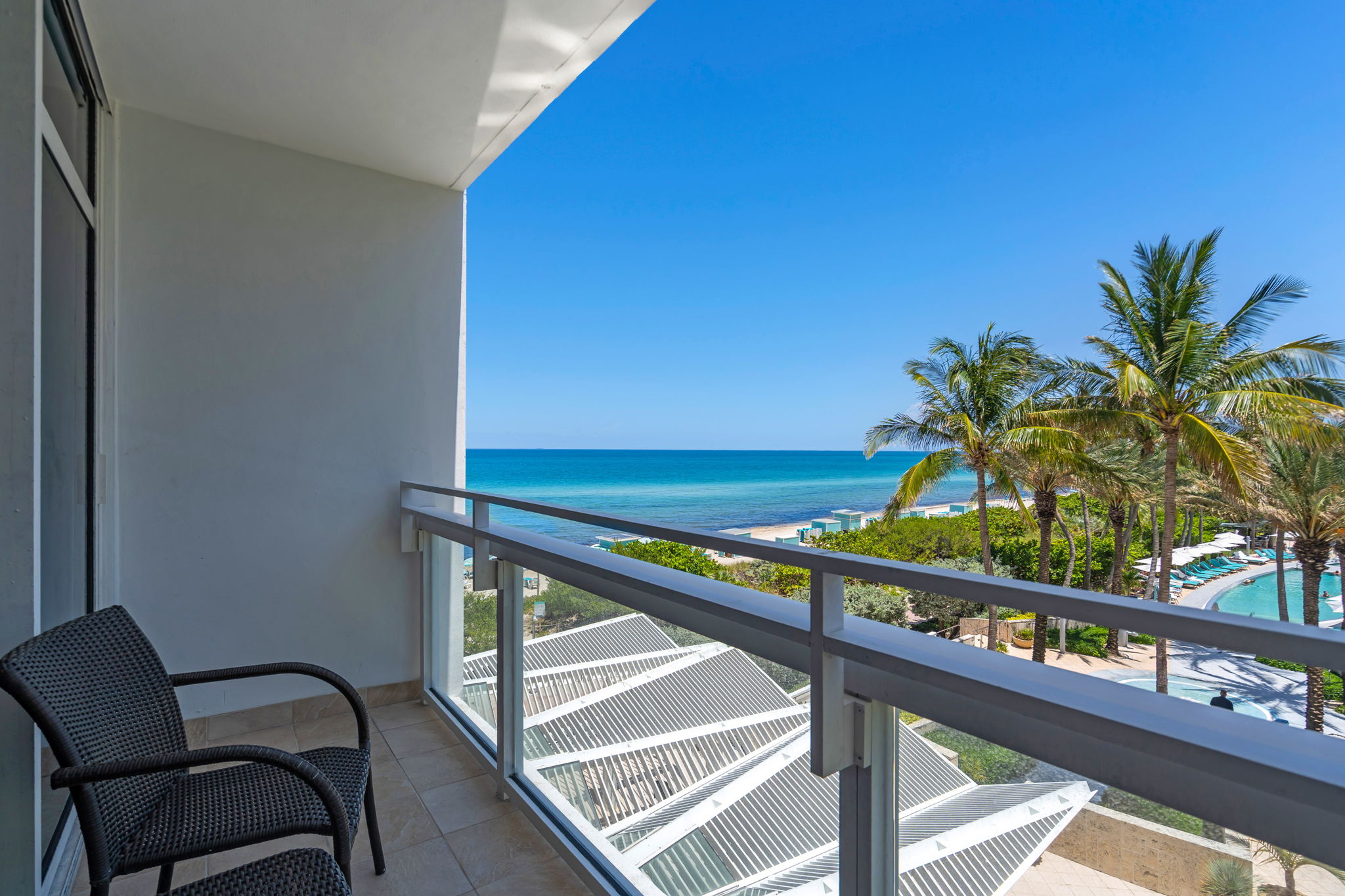 1 Bedroom King Bed / Ocean View / Balcony Unit
