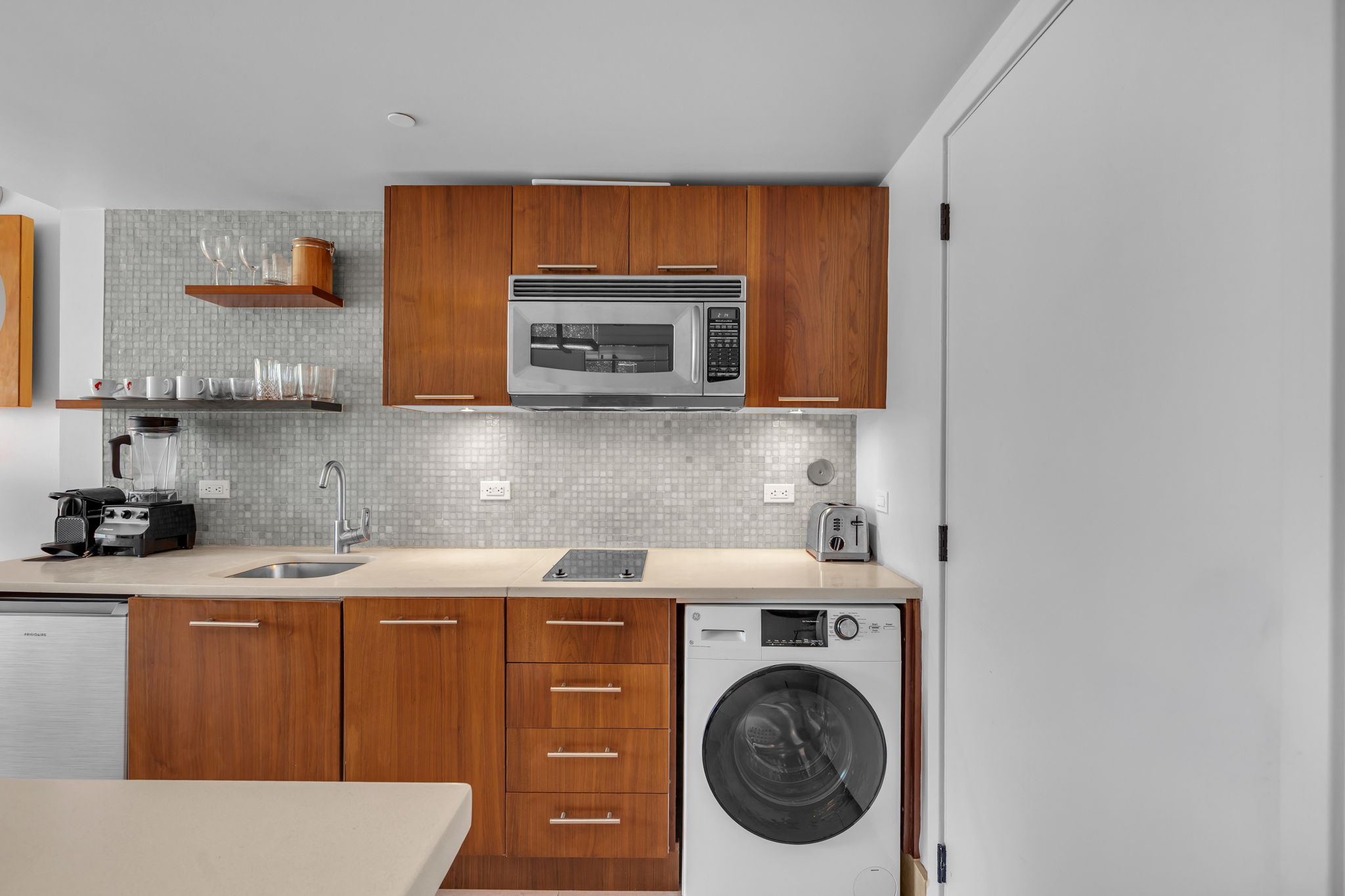 1 Bedroom King Bed / Ocean View / Balcony Unit
