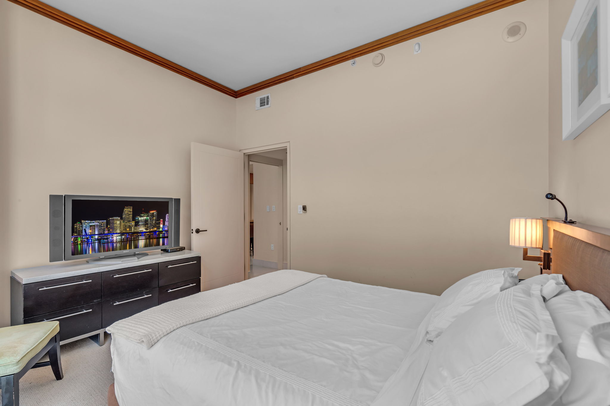 2 Bedroom Unit / 1 Bedroom King / 1 Bedroom Queen