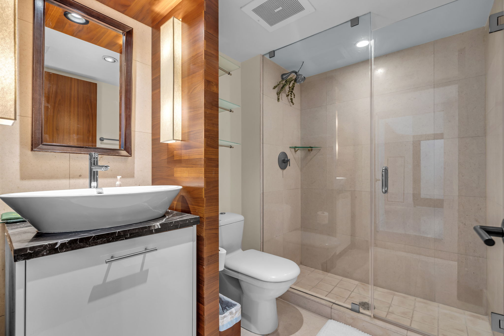 2 Bedroom Unit / 1 Bedroom King / 1 Bedroom Queen
