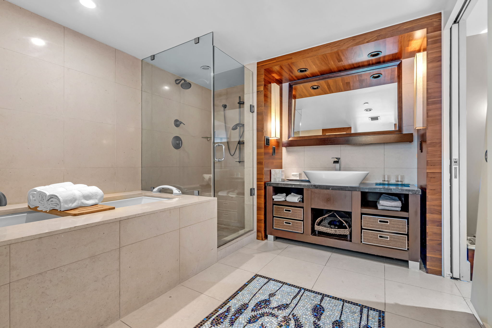 2 Bedroom Unit / 1 Bedroom King / 1 Bedroom Queen