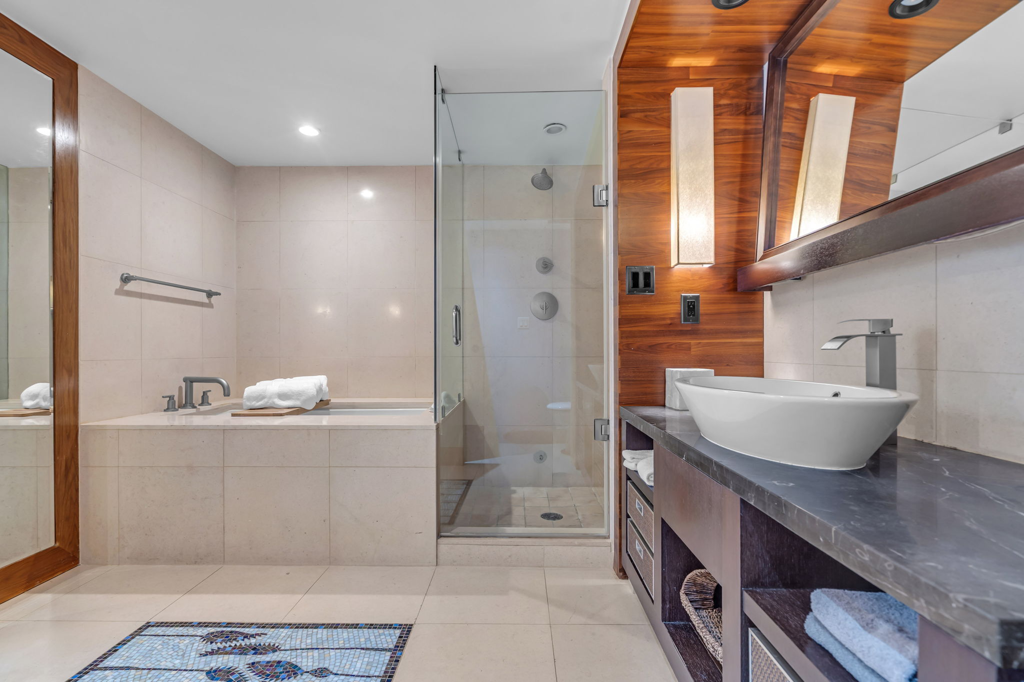 2 Bedroom Unit / 1 Bedroom King / 1 Bedroom Queen