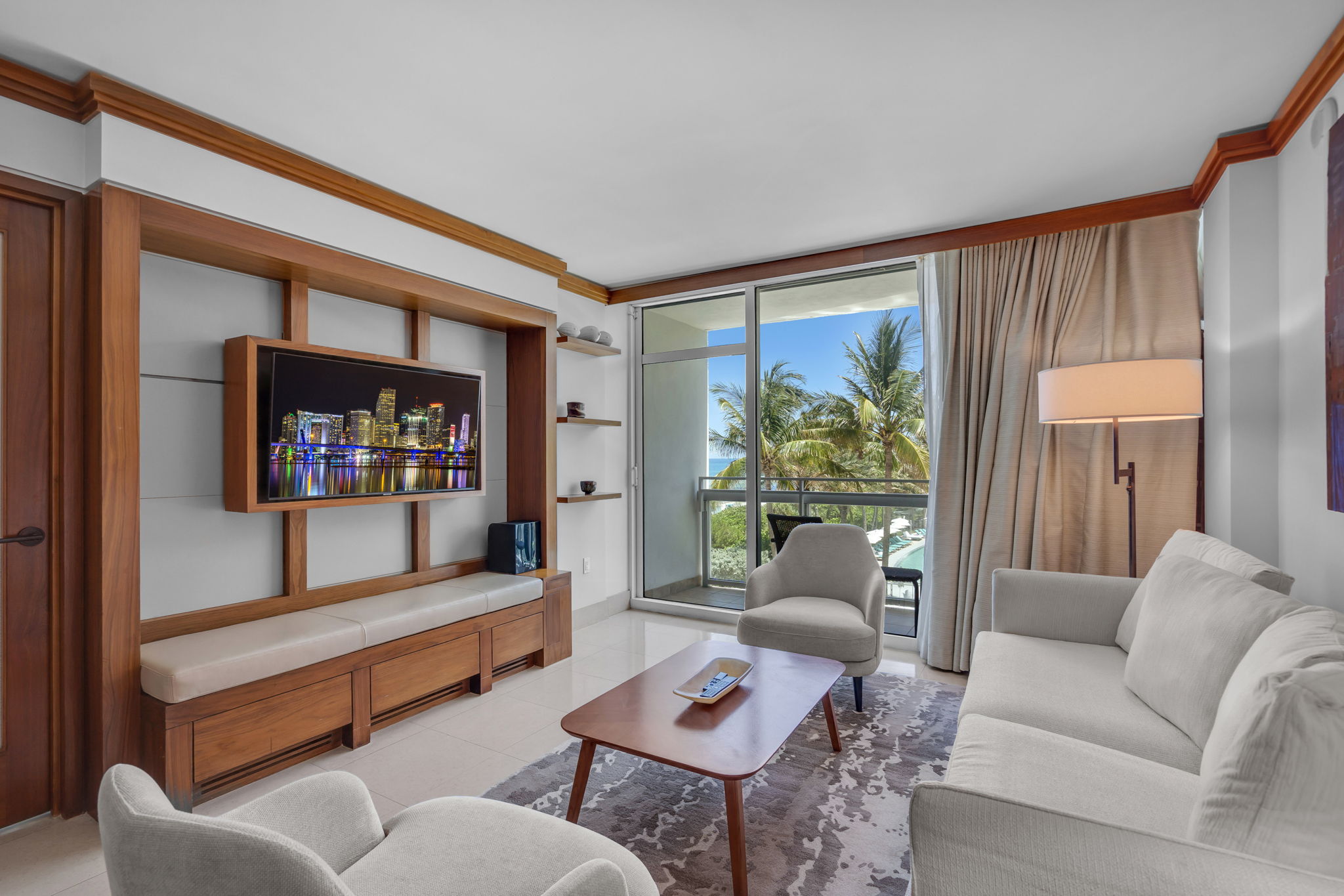 1 Bedroom King Bed / Ocean View / Balcony Unit
